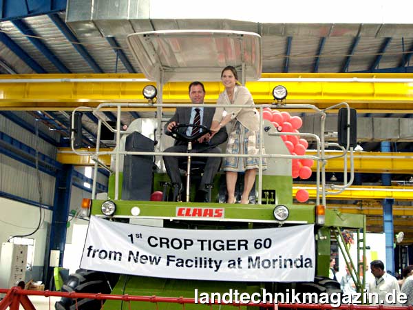 lCathrina Claas und Jan-Hendrik Mohr fahren den ersten CROP TIGER 60 aus der neuen Montagebahn.