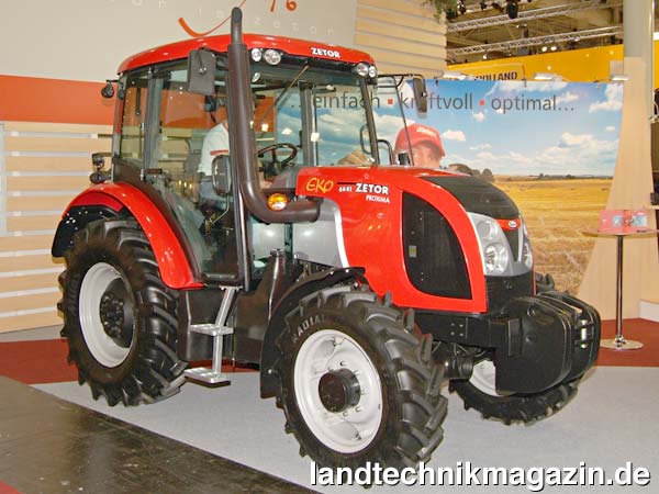 lDie Proxima-Serie von Zetor bietet sechs Grundtypen im Leistungsbereich von 61 bis 100 PS. Je nach Motorisierung stehen die Ausführungen EKO, PRO, PLUS und POWER zur Auswahl, die Modelle in den Ausführungen EKO und PRO sind zudem als Allrad- und Hinterradmaschinen erhältlich. Insgesamt ergeben sich so 13 Modelle. Kleinstes Modell der Serie ist der Proxima 6441 mit 45/61 kW/PS (im Bild). Die Ausführung EKO unterscheidet sich von den PRO-Modellen durch eine weniger umfangreiche Serienausstattung.