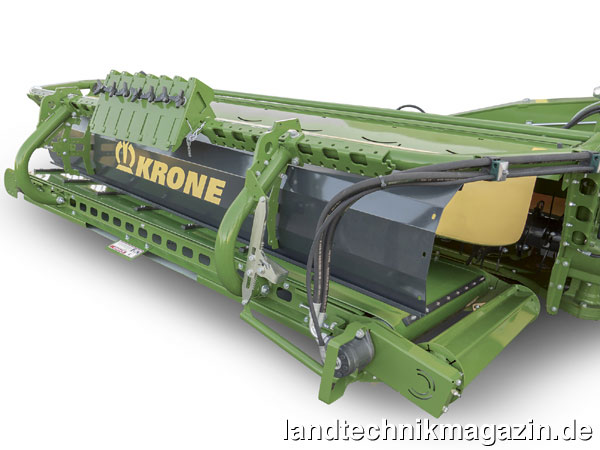 lKrone hat das Querförderband für die Triple Mähwerke mit Aufbereiter EasyCut B 870 CV/CR Collect und EasyCut B 1000 CV/CR Collect überarbeitet. Die neue Ausführung ermöglicht laut Hersteller nun durch um 25 % vergrößerte Bandrollen auch bei großen Futtermassen noch höhere Bandgeschwindigkeiten für eine saubere Schwadablage.