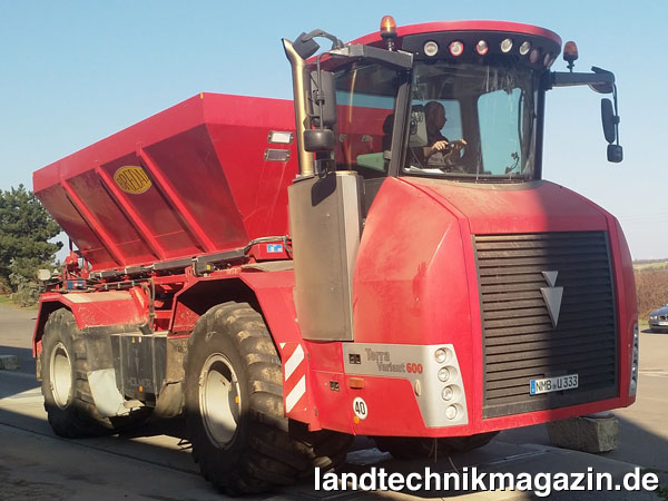 XL-Bild: Sieghart Jahr von der Agroservice GmbH Mertendorf realisierte den Holmer Terra Variant 600 eco Bredal Streuaufbau K165 als Wechselaufbaulösung für die Ausbringung von Mineraldünger.