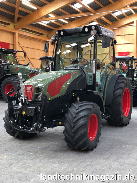 lDie fünf neuen Hürlimann Traktoren XF V-Drive »Hillrider 2019« mit Stufenlosgetriebe verfügen nach Herstellerangaben über 65/88 bis 83/113 kW/PS Motorleistung. Mit ihren kompakten Abmessungen sind sie besonders auf die Bedürfnisse der Schweizer Berglandwirtschaft ausgelegt.