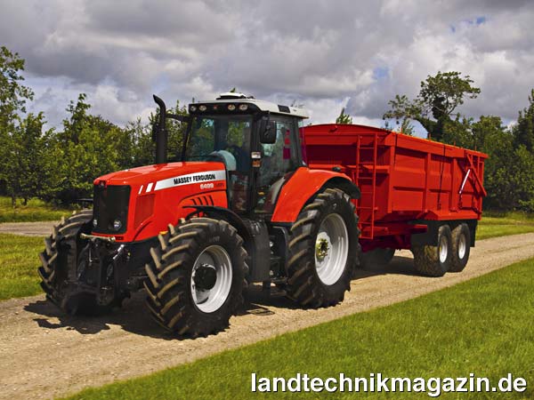 Bild: Neue Motoren mit mehr Leistung und Drehmoment sowie das neue Design mit der einteilig klappbaren Motorhaube gibt es auch für die Massey Ferguson Modelle MF 6497 und MF 6499. Die beiden Flagschiffe der Baureihe MF 6400 sind mit 6 Zylinder-Motoren der neusten Generation von SISUDiesel mit 7,4 l Hubraum ausgerüstet.