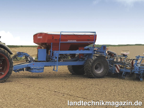 lDer neue Monosem Düngerwagen CT 3500 verfügt über einen Düngertank mit laut Hersteller 3.500 l Fassungsvermögen und ist für die Verwendung mit Einzelkornsägeräten mit bis zu 12 Reihen bei 75 oder 80 cm Reihenabstand beziehungsweise bis zu 16 Reihen bei 37,5 cm Reihenabstand ausgelegt.