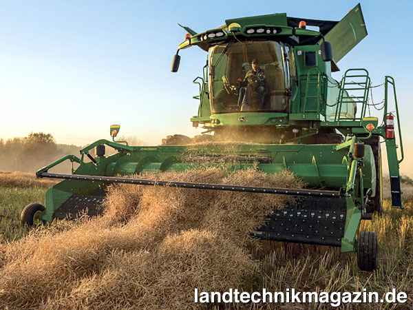 XL-Bild: John Deere bietet für den Schwaddrusch, beispielsweise von Raps und Leguminosen, jetzt die neue Pickup 615P mit nach Herstellerangaben 4,5 m Arbeitsbreite an.