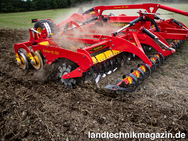 lMit der neuen 510-mm-Querschneidescheibe Väderstad CrossCutter Disc XL kann die Carrier XL 425-625 ultraflache Bodenbearbeitung realisieren, wodurch Zeit gespart und Bodenfeuchte erhalten wird.