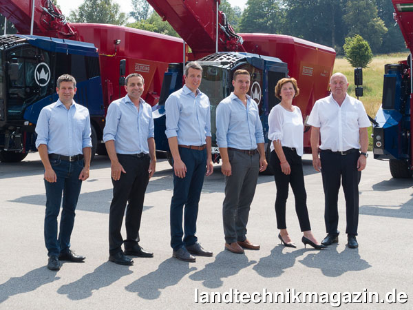 lSILOKING Führungskräfte, die am Erfolg des Selbstfahrers seit 2004 mitwirken (v.l.): Jürgen Schuster (Leitung Kundendienst), Johann Felber (Leitung Produktentwicklung), Sascha Behrend (Vertriebsleiter), Florian Schörgnhofer (Werksleiter), Margit und Georg Mayer (Inhaber).