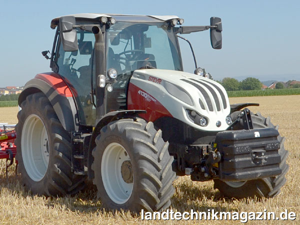 XL-Bild: Bereits zur Markteinführung gibt es für die neuen Steyr Expert CVT Traktoren ein erstes Update in Form der neuen Multicontroller II Armlehne und des neuen Panoramadachs als Ausstattungsoptionen.