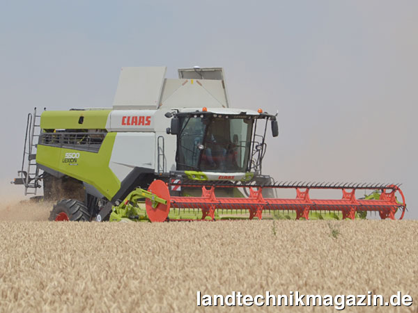 lIn der neuen Generation der Claas LEXION Mähdrescher werden als 5-Schüttler-Mähdrescher der LEXION 5300, LEXION 5400 und LEXION 5500 TERRA TRAC mit Motorleistungen von 230/313 bis 300/408 kW/PS und 1.420 mm breitem APS SYNFLOW WALKER Dreschaggregat angeboten.
