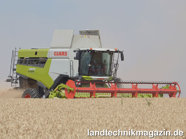 XL-Bild: In der neuen Generation der Claas LEXION Mähdrescher werden als 5-Schüttler-Mähdrescher der LEXION 5300, LEXION 5400 und LEXION 5500 TERRA TRAC mit Motorleistungen von 230/313 bis 300/408 kW/PS und 1.420 mm breitem APS SYNFLOW WALKER Dreschaggregat angeboten.