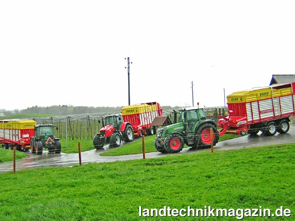 lDrei auf einen Streich: Rechtzeitig vor Saisonbeginn wurden ein Pöttinger Faro 4000D, ein Europrofi 5000D mit 8-Rad-Fahrwerk sowie ein Torro 5100D, ebenfalls mit 8-Rad–Fahrwerk, den neuen Besitzern übergeben.