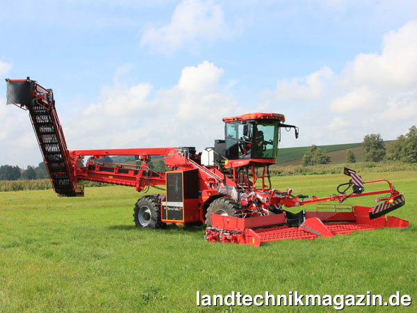 lAuf der Agritechnica 2019 präsentiert Holmer den neuen Rübenreinigungslader Terra Felis 3 evo, der sich durch einen neuen Motor, das Telemetrie-System EasyHelp 4.0 und eine Datenschnittstelle für Wiegedaten auszeichnet.