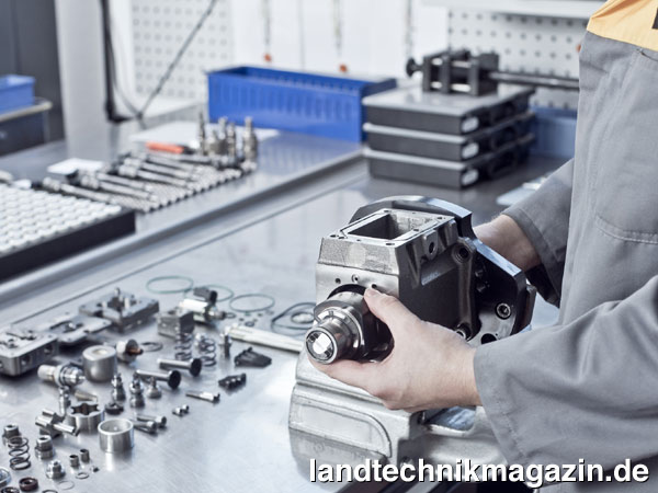 lLiebherr startet einen Reparatur-Service für seine Diesel-Einspritzsysteme. Im Bild zu sehen ist die Demontage einer Hochdruckpumpe für die Instandsetzung.