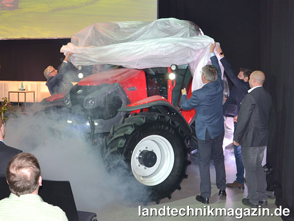 XL-Bild: Familie Lindner packt aus: Die Erstpräsentation des neuen Lintrac 130 fand im Rahmen einer Fachhandelsveranstaltung im Lindner-Innovationszentrum in Kundl/Tirol statt.