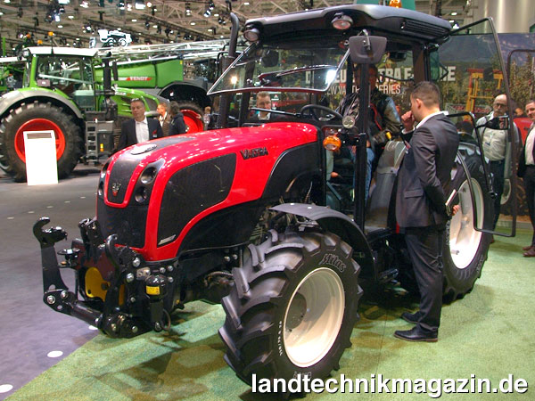 lDie neue Valtra F-Serie mit den Modellen F75, F85, F95 und F105 feierte mit dem Standard-Kabinen-Modell auf der Agritechnica 2019 ihr Debüt. Die Kompakt-Traktoren-Baureihe wurde für Obst- und Weinbau konzipiert.