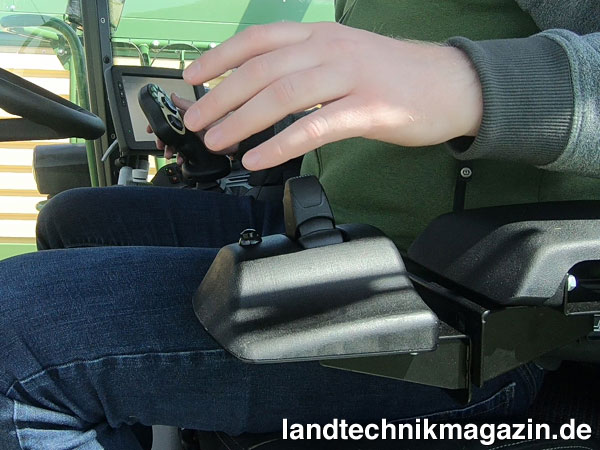 lKrone bietet für den Big X Feldhäcksler jetzt eine neue Joysticklenkung an. Der Joystick ist auf der linken Armlehne neben dem Sitz positioniert.