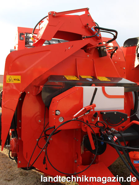 lMit dem neuen Kuhn CLEANSTRAW-System soll die Staubbelastung beim Einstreuen mit dem Einstreugebläse deutlich reduziert werden. Der Wassertank des CLEANSTRAW bietet ein Volumen von 64 l – laut Kuhn ausreichend für das Besprühen von 12 bis 18 Strohballen.