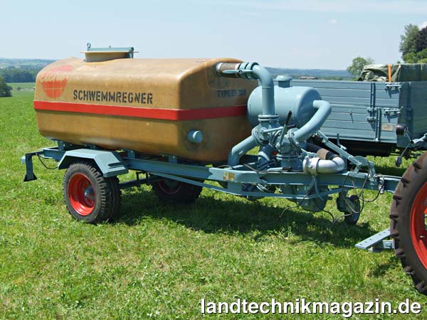 Bild: Die Konstruktion des Eicher Schwemmregners darf man wohl durchaus als etwas ungewöhnlich bezeichnen, verwendete Eicher für seinen Pumptankwagen mit einem Fassungsvermögen von 2.700 Liter doch eine Kreiselpumpe, die nicht selbstansaugend arbeitet. Die Kreiselpumpe...