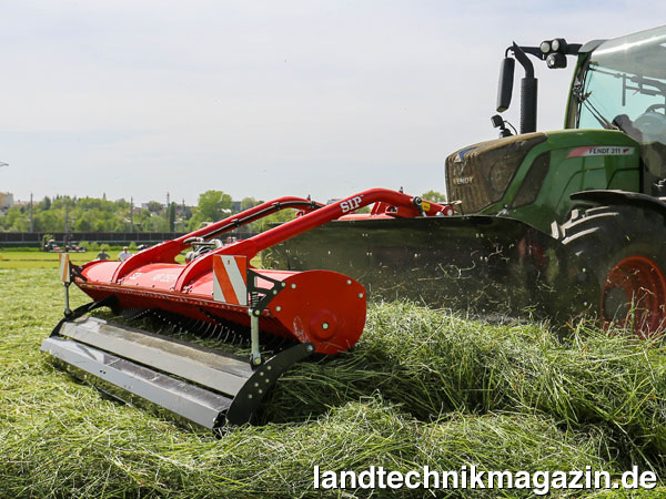 XL-Bild: Mit dem neuen Frontanbau Pickup-Bandschwader SIP AIR 300 F wird das Erntegut nicht überfahren, sondern zur Seite abgelegt.