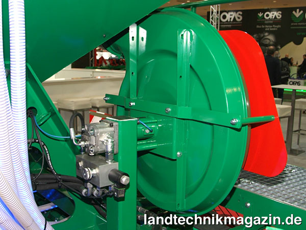 Bild: Ein großzügig dimensioniertes, hydraulisch angetriebenes Gebläse erzeugt bei der Regent Ventra M 3012 DS den Luftstrom.