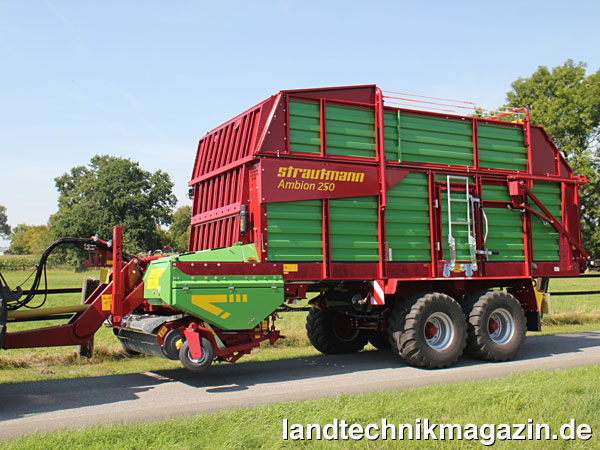 lStrautmann erweitert mit den neuen Modellen Ambion 250, Ambion 290 und Ambion 360 die Ladewagen-Baureihe Ambion mit Schwingen-Förderaggregat nach unten. Die neuen Ambion bieten nach Herstellerangaben ein Ladevolumen von 24 m³, 28 m³ respektive 35 m³ und sind mit Heu- oder Silieraufbau (im Bild) erhältlich.