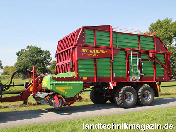 XL-Bild: Strautmann erweitert mit den neuen Modellen Ambion 250, Ambion 290 und Ambion 360 die Ladewagen-Baureihe Ambion mit Schwingen-Förderaggregat nach unten. Die neuen Ambion bieten nach Herstellerangaben ein Ladevolumen von 24 m³, 28 m³ respektive 35 m³ und sind mit Heu- oder Silieraufbau (im Bild) erhältlich.