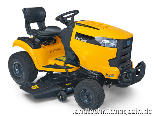 Bild: Der neue Cub Cadet E-Rasentraktor XT2 ES107 bietet eine Laufzeit von bis zu 90 Minuten sowie eine Schnittbreite von 107 cm.
