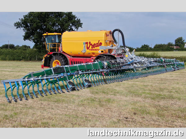 lAuf Wunsch rüstet Vredo den zweiachsigen Gülle Trac VT4556 jetzt mit einem 24-m-Schleppschuh- oder Schleppschlauchgestänge aus.