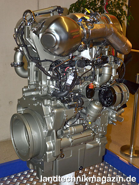 XL-Bild: Highlight der neuen Lindner Lintrac 95 und 115 LS ist der Perkins Stufe-V-Motor 904J-E36TA, der inklusive kompletter Abgasnachbehandlung (SCR, DOC, DPF) in den Motorraum passt.