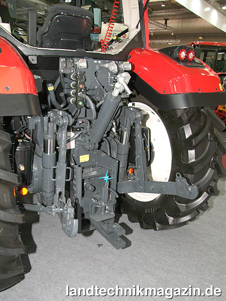 Bild: Der Heckkraftheber des neuen Basak 5120 verfügt nach Herstellerangaben über eine maximale Hubkraft von 5.500 kg, die Heckzapfwelle bietet die Drehzahlkombination 540/540E/1000/1000E. Maximal fünf Zusatzsteuergeräte sind möglich, die Anhänger-Druckluftbremse ist Serienausstattung.