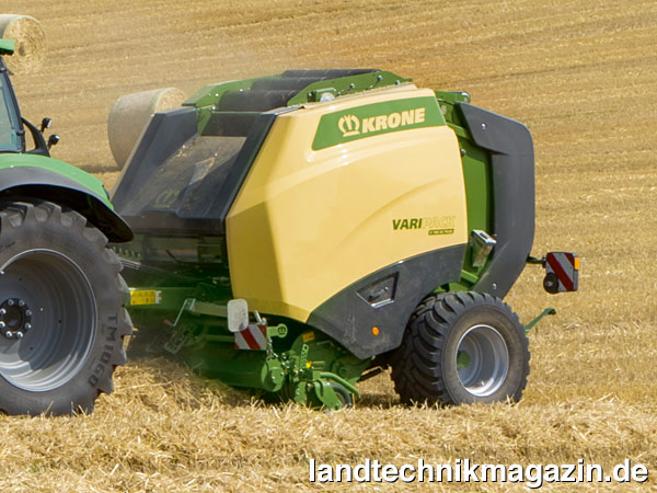 lAls Spezialisten für die Ernte trockener Güter wie Heu, Stroh und Heulage führt Krone die neuen variablen Riemen-Rundballenpressen VariPack V 165 XC Plus und V 190 XC Plus ein.