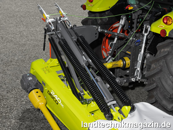 Bild: Die Claas Heckmähwerke der Baureihen DISCO 10 und DISCO 100 verfügen über eine neue Schwerpunkt-Seitenaufhängung bei der der Mähbalken über eine oder (je nach Modell) zwei große Feder(n) entlastet wird. Die Entlastungsfedern greifen mittig am Maschinenrahmen an, ihre Kraftlinien gehen genau durch den Schwerpunkt der Mäheinheit, so dass ein gleichmäßiger Auflagedruck des Mähbalkens über die komplette Arbeitsbreite erreicht werden soll.