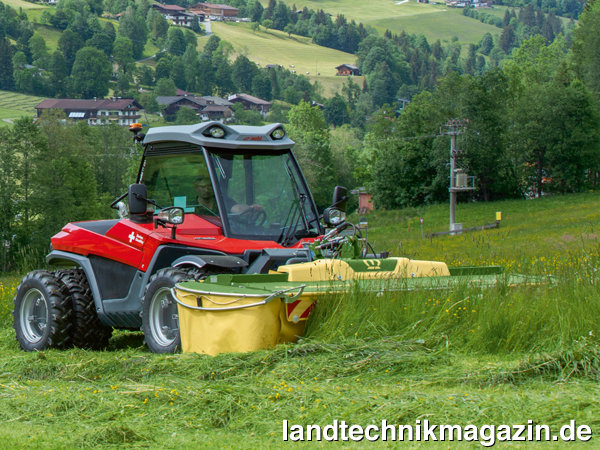 XL-Bild: Die neuen Krone Front-Scheibenmähwerke EasyCut F 280 Highland und EasyCut F 320 Highland (im Bild) mit nach Herstellerangaben 2,73 m respektive 3,16 m Arbeitsbreite wurden speziell für den Einsatz in alpinen Hanglagen entwickelt.