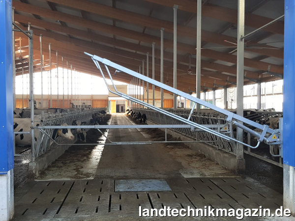 XL-Bild: Die neue Patura Teleskop-Hubschranke zum Abtrennen von (Übertriebs-)Bereichen am Futtertisch oder in Laufgängen kann teleskopiert und sowohl nach oben als auch zur Seite geöffnet werden.