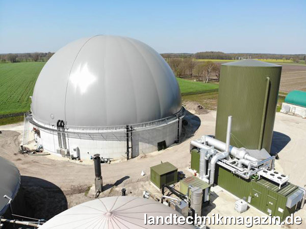 lIm niedersächsischen Wehrbleck hat die Firma ETW Energietechnik mit Unterstützung durch die Planungsfirma Energethik eine landwirtschaftliche Biogasanlage zu einem regenerativen Speicherkraftwerk erweitert. Zusätzlich zum neuen Flex-BHKW hat ETW noch einen Kombigasspeicher mit 8.490 sowie einen Wärmespeicher mit 1.000 Kubikmeter installiert.