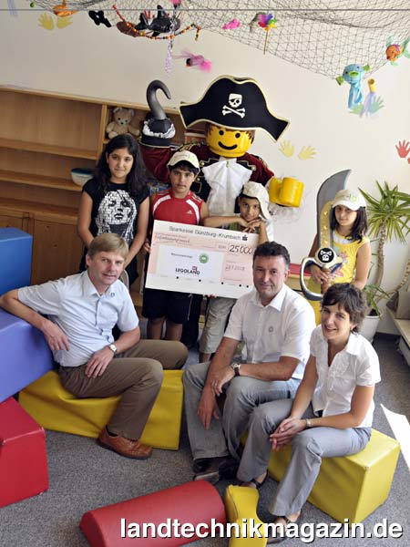 lMit 12.135 Euro Höchstgebot haben sich die Maschinenringe einen exklusiven LEGOLAND Tag auf eBay ersteigert. Den gesamten Erlös der Versteigerung spendet LEGOLAND Deutschland den Kindern des deutschen SOS-Kinderdorf e.V.; die Auktions-Summe von 12.135 Euro verdoppeln die Maschinenringe, so dass sich die SOS-Kinder über insgesamt 25.000 Euro freuen können. Die Spende wurde am 29.07.2008 symbolisch an die Kinder des SOS- Mütter- und Kindertageszentrum Neuaubing überreicht.
