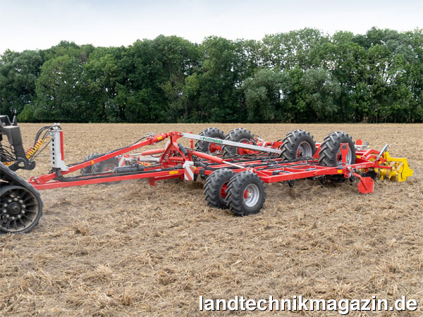 lPöttinger stellt mit der TERRIA Baureihe die neuen 3-balkigen Grubber TERRIA 4030, 5030 und 6030 sowie die drei 4-balkigen TERRIA 4040, 5040 und 6040 in 4, 5 und 6 m Arbeitsbreite mit einer Bearbeitungstiefe von 5 bis 35 cm vor.