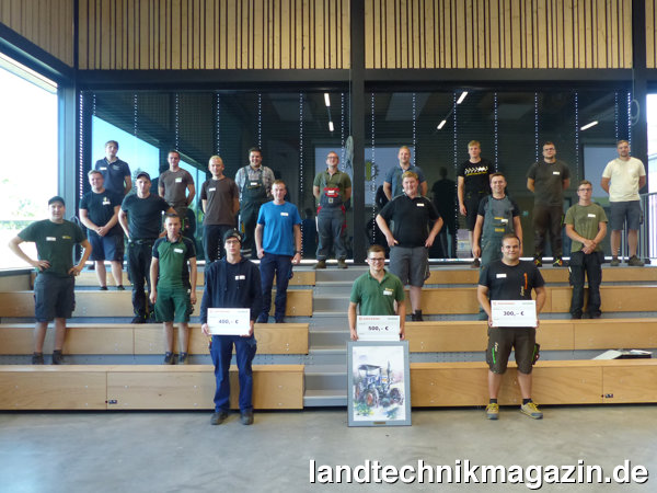 l20 junge Männer traten am 29.07.2020 in Triesdorf zum Bundesentscheid Fachkraft Agrarservice an. Den ersten Platz belegte Milan Jurkat (vorne, Bildmitte), den zweiten Jan Jendrick Nielsen (vorne links) und den dritten Lukas Krämer (vorne rechts).
