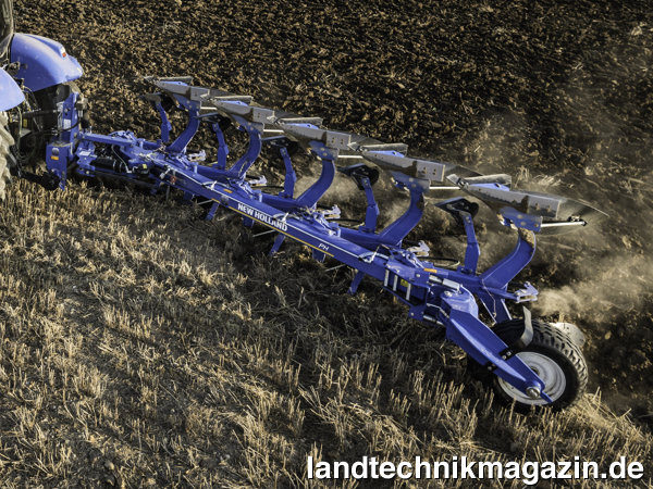 Bild: Die Anbau-Volldrehpflüge der Serie PH bietet New Holland vier- bis sechsfurchig an. Die vier- und fünfscharigen Modelle sind auch als PHV mit stufenloser, hydraulischer Arbeitsbreitenverstellung verfügbar.
