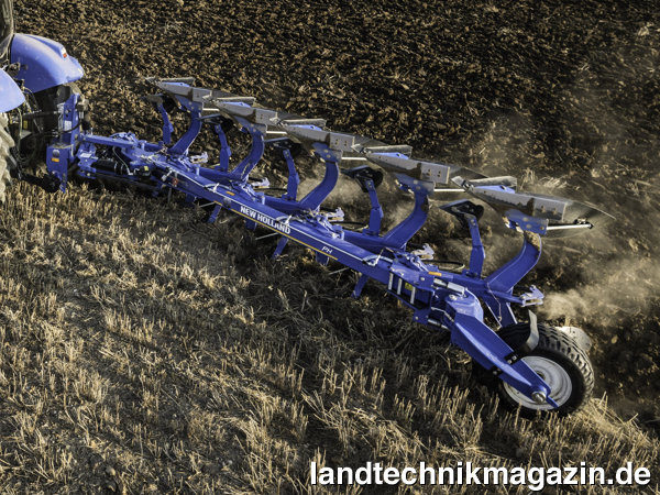 XL-Bild: Die Anbau-Volldrehpflüge der Serie PH bietet New Holland vier- bis sechsfurchig an. Die vier- und fünfscharigen Modelle sind auch als PHV mit stufenloser, hydraulischer Arbeitsbreitenverstellung verfügbar.