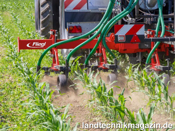 Bild: Das neue Fliegl Gülle-Hackgerät Dexter kombiniert die mechanische Unkrautregulierung und Gülleausbringung beziehungsweise -einarbeitung in Reihenkulturen wie Mais.