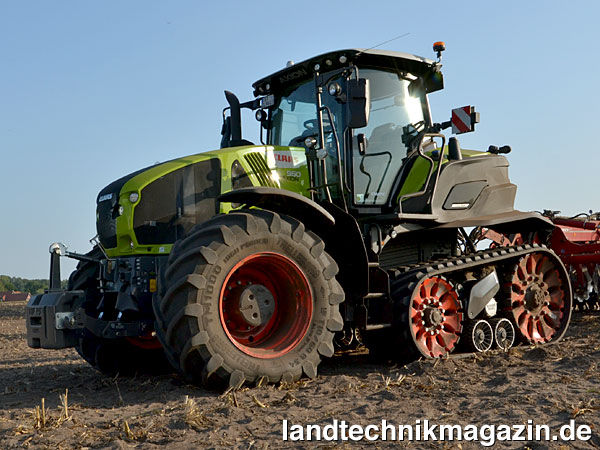 XL-Bild: Die stufenlosen Großtraktoren Claas AXION 900 (im Bild: AXION 960 TERRA TRAC) werden mit neuen Stufe-V-Motoren ausgerüstet.