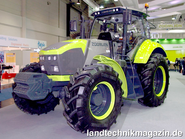 XL-Bild: Auf der Agritechnica 2015 präsentierte sich das chinesische Unternehmen Zoomlion mit verschiedenen Traktoren wie dem ZL2104 (214 PS) dem deutschen Publikum. Nun fasst Zoomlion mit dem Kauf von Rabe in Deutschland Fuß.