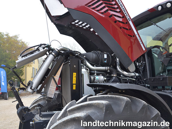 Bild: Der neue McCormick X7.624 VT-Drive ist mit einem FPT-6-Zylindermotor (NEF 67) mit 6,7 l Hubraum ausgestattet, der nach Herstellerangaben eine Nennleistung von 161/219 kW/PS und eine Maximalleistung von 169/230 kW/PS bietet. Mit Boost kommen weitere 10 PS hinzu. Die Motorhaube ermöglicht durch den großen Öffnungswinkel einen guten Zugang zum Motor, das Matrix Kühlerpaket kann zur Reinigung mit einem Hebel aufgestellt werden. Bild: Der neue McCormick X7.624 VT-Drive ist mit einem FPT-6-Zylindermotor (NEF 67) mit 6,7 l Hubraum ausgestattet, der nach Herstellerangaben eine Nennleistung von 161/219 kW/PS und eine Maximalleistung von 169/230 kW/PS bietet. Mit Boost kommen weitere 10 PS hinzu. Die Motorhaube ermöglicht durch den großen Öffnungswinkel einen guten Zugang zum Motor, das Matrix Kühlerpaket kann zur Reinigung mit einem Hebel aufgestellt werden.