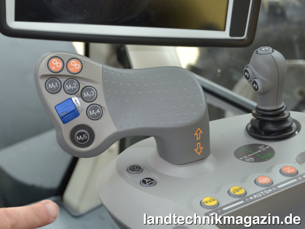 Bild: Das stufenlose ZF TMT 20 Getriebe der McCormick X7.6 VT-Drive Schlepper wird über den Multifunktions-Joystick VT Easy Pilot in der Armlehne bedient. Der Joystick verfügt jetzt neu über fünf frei belegbare Tasten. Bild: Das stufenlose ZF TMT 20 Getriebe der McCormick X7.6 VT-Drive Schlepper wird über den Multifunktions-Joystick VT Easy Pilot in der Armlehne bedient. Der Joystick verfügt jetzt neu über fünf frei belegbare Tasten.