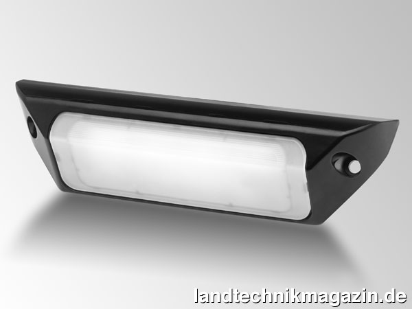 Die neue Arbeitsscheinwerfer-Serie Flat Mounting Solution (FMS) von Hella ist in den drei Gehäusefarben Schwarz, Rot und Weiß erhältlich. Außerdem in einer Base-Version mit 1.200 Lumen und einer Prime-Version mit 2.500 Lumen. lDie neue Arbeitsscheinwerfer-Serie Flat Mounting Solution (FMS) von Hella ist in den drei Gehäusefarben Schwarz, Rot und Weiß erhältlich. Außerdem in einer Base-Version mit 1.200 Lumen und einer Prime-Version mit 2.500 Lumen.