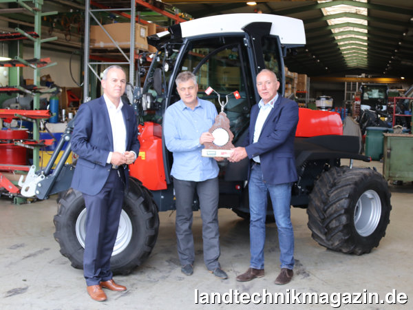 XL-Bild: Der neue Sauerburger Hangtraktor Grip4-70 wurde nach der Goldmedaille auf der DemoPark Messe in Eisenach jetzt auch mit der Alp Innovation Trophy 2020 vom Landwirt aus Österreich und der Zeitschrift Schweizer Landtechnik ausgezeichnet. Im Bild (v.l.n.r.): Dr. Roman Engeler, Schweizer Landtechnik, Konstrukteur und Prokurist Firmin Hoffner und Inhaber Franz X. Sauerburger jun.