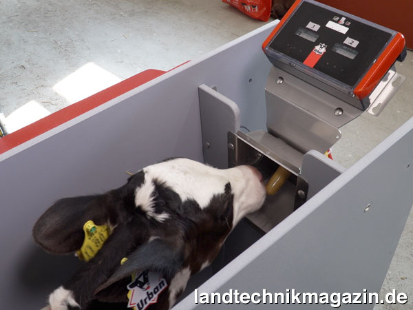lDie beiden UV-C Strahler des Urban Alma Pro HygieneSets UV-C werden erst eingeschaltet, wenn das Kalb den Trinkvorgang beendet und den Strahlungsbereich verlassen hat.
