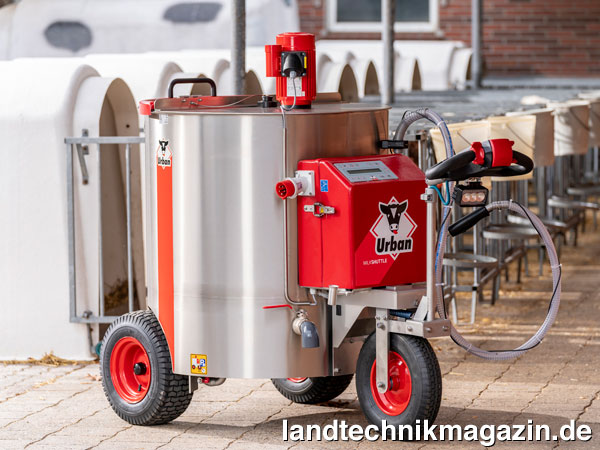 XL-Bild: Für Betriebe ohne automatisierte Kälberfütterung stellt Urban den neuen Kälbertränkemixer MilkShuttle 350 mit großem Behälter, größeren Reifen und zweigeteiltem Deckel vor.