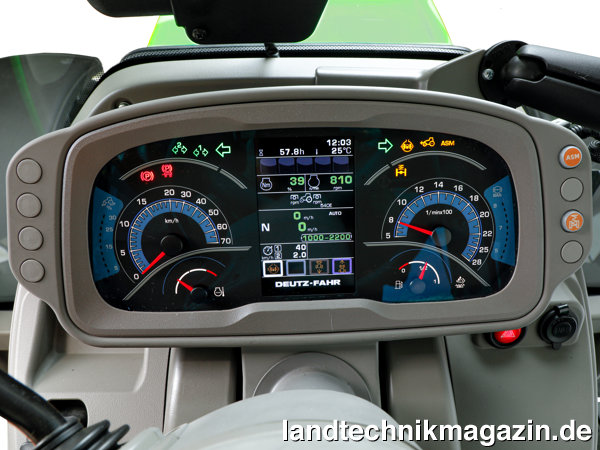 Bild: Statt eines rein analogen Armaturenbrettes findet sich bei der neuen Deutz-Fahr Serie 5D TTV hinter dem Lenkrad das InfoCentrePro mit Analoganzeigen und 5-Zoll-Farbdisplay, das Übersicht über die wichtigsten Traktorfunktionen bietet.