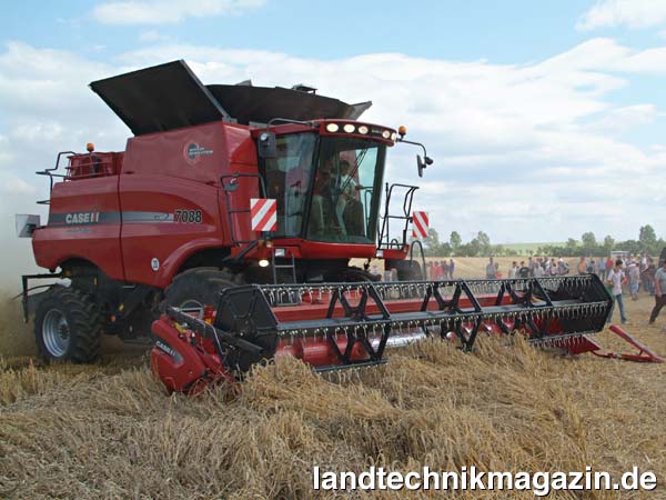 lDie neue Case IH Axial-Flow Serie 88 besteht aus den drei Mähdreschermodellen 5088, 6088 sowie 7088 und deckt den mittleren Leistungsbereich damit laut Hersteller optimal ab. Die Modelle 5088 und 6088 werden jeweils von einem elektrisch gesteuerten 8,3 Liter Motor mit einer Maximalleistung von 216 kW/294 PS beim 5088, beziehungsweise von 246 kW/335 PS beim 6088 angetrieben. Neu hinzugekommen ist der AF 7088, der über einen 9,3 Liter Motor mit 269 kW/366 PS Maximalleistung verfügt.